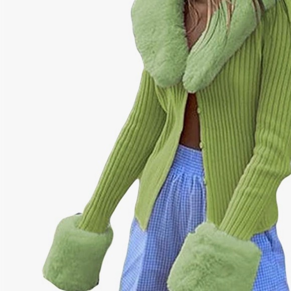 Tinker Bell sweater with detachable faux fur - Picture 1 of 1